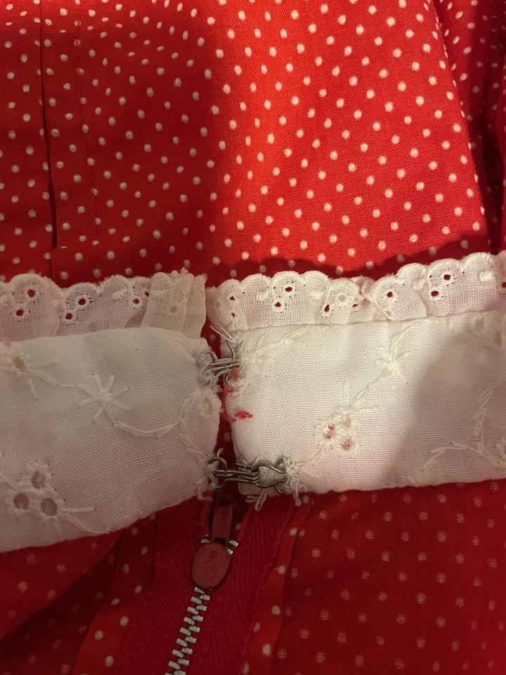 复古红色圆点草原连衣裙女式白色孔眼花边围兜高领 70 年代 — 第 3/4 张图片