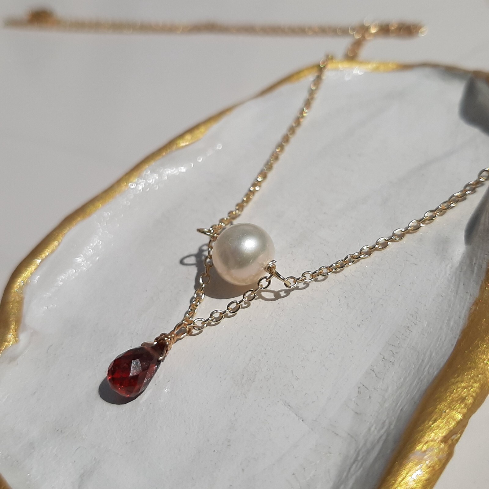 Collier raffiné en grenat naturel, perles de culture et or plaqué 18 carats - Fleur de Lune