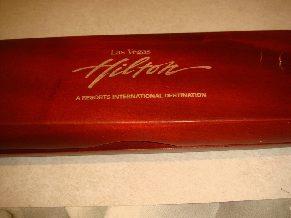 Bolígrafo de colección HILTON Las Vegas + estuche de madera abrecartas + lápices Coca Cola Foto 3 de 4