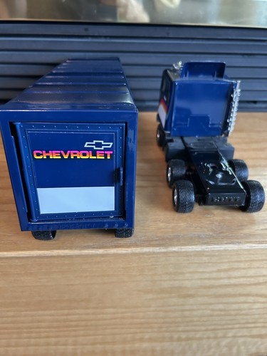 ERTL 1:25 Pressed Steel Chevrolet Titan 90 Tractor Trailer Approx 19” - Picture 3 of 8