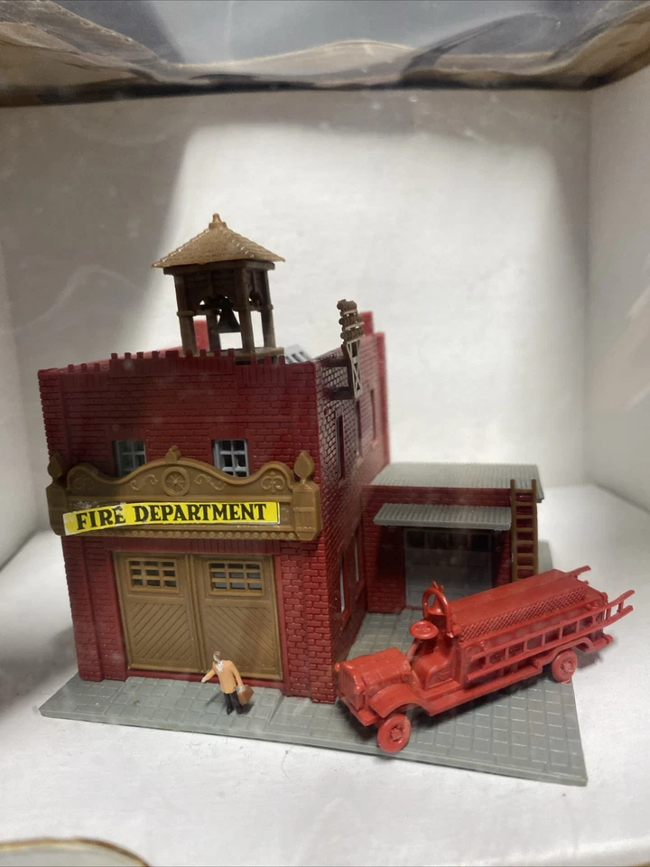 Model Power N scale No.2565 Built up Firehouse with Fire Truck & Figures.     E6 - Image 2 of 4