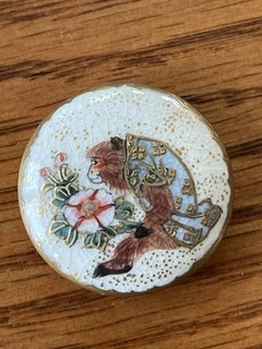 ANTIQUE IMARI HAND PAINTED CERAMIC BUTTON W/ MONKEY DESIGN 2.5CM DIA