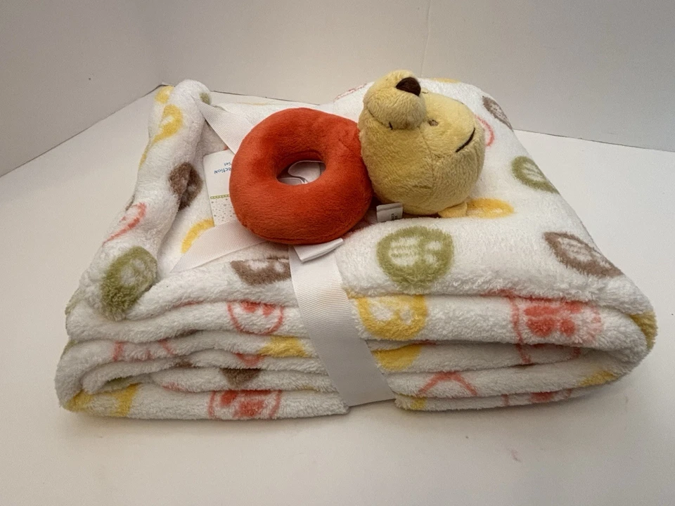 NUEVO CON ETIQUETAS Manta de bebé de lana suave Disney con sonajero de felpa Pooh 40x30” conjunto de regalo para bebé Foto 2 de 4