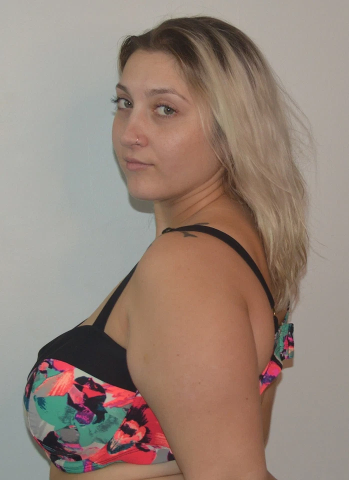 Top de baño de bikini con estampado floral Ava & Viv 18W Foto 4 de 4