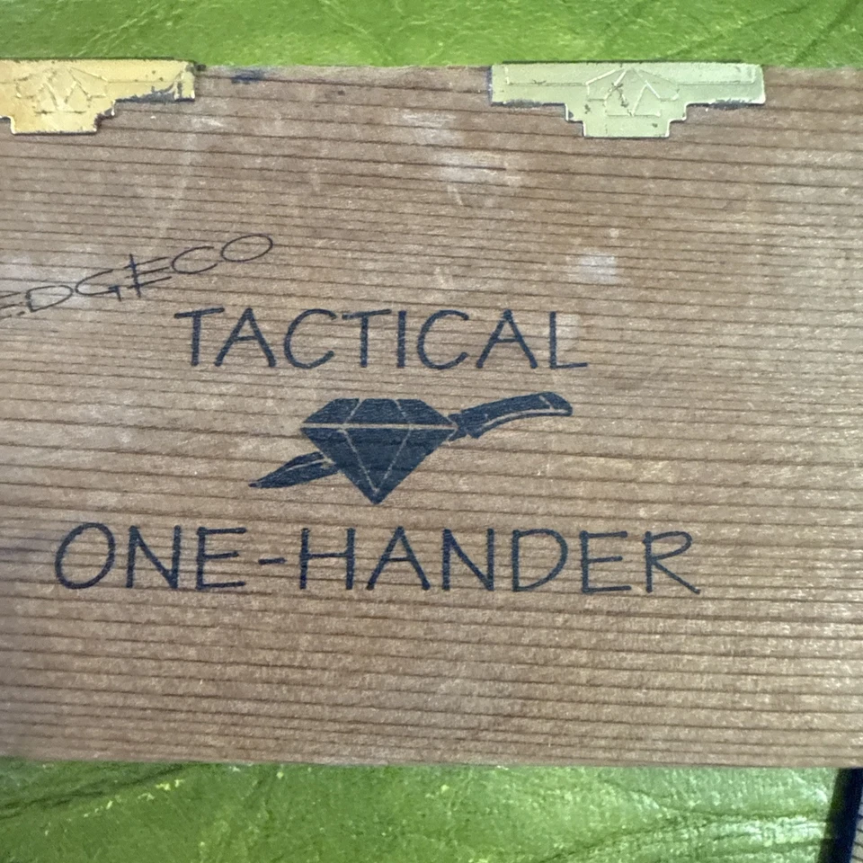 Cuchillo Plegable Táctico Edgeco De Colección Una Mano Caja de Madera y Funda y Papeles Foto 2 de 4