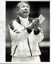 1989 Press Photo UNCC coach Jeff Mullins instructs players during practice