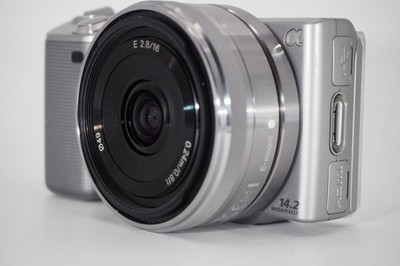 SONY NEX-5 mit SONY 16mm / f2.8 , silber - shutter count: 3648