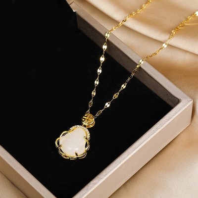 Maitreya Buddha Anhänger an robuster Titan Stahl Kette für markante Optik