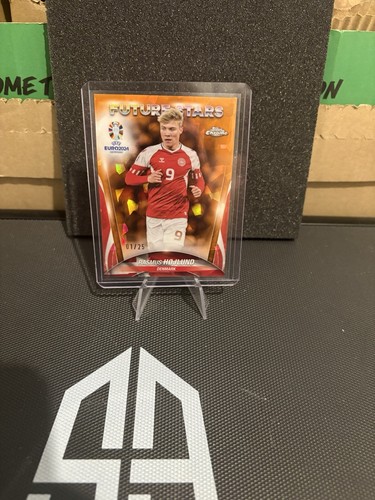 RASMUS HOJLUND 2024 TOPPS CHROME Orange SAPPHIRE 1/25 FUTURE STARS Denmark - Picture 3 of 5