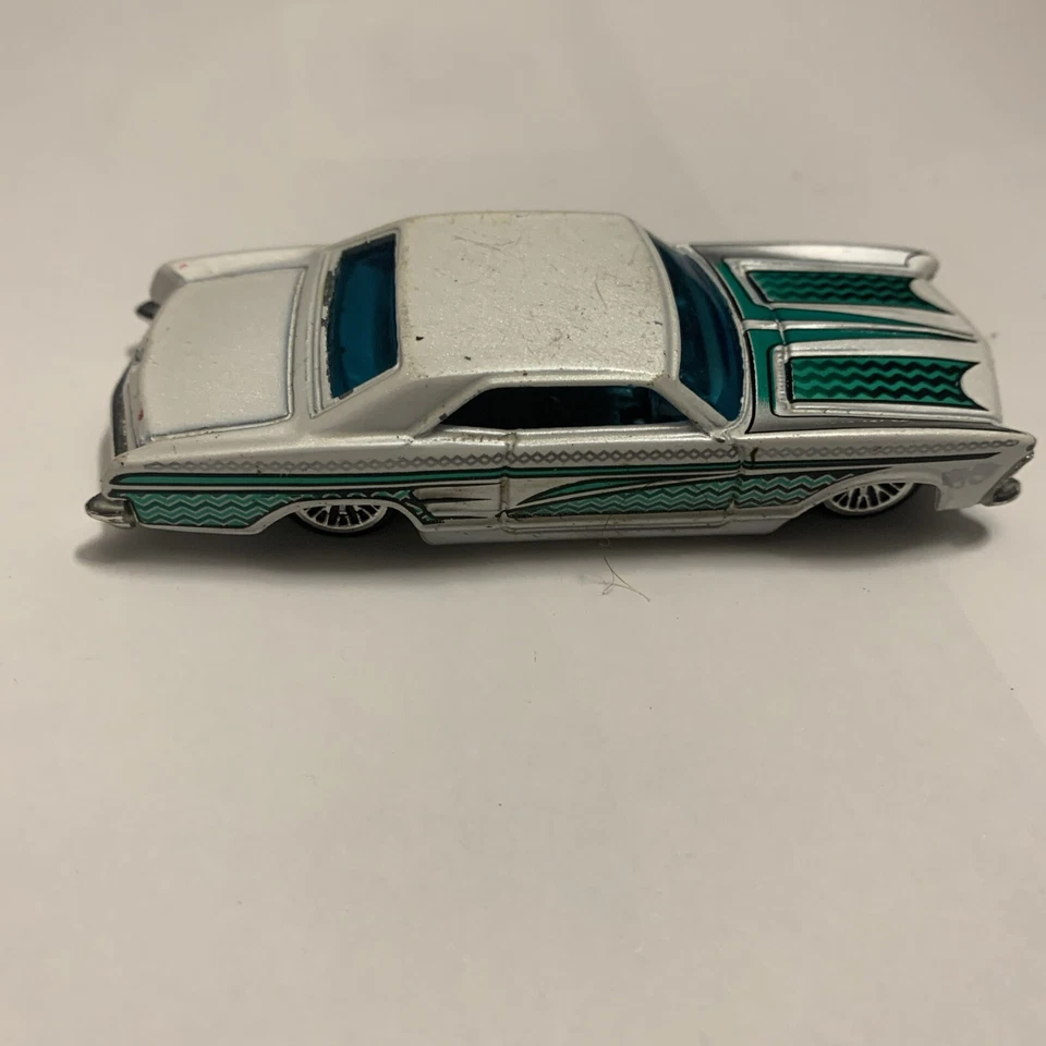 Coche muscular Hot Wheels 2003 Concrete Cruisers Buick Riviera '64 blanco diecast Foto 3 de 4