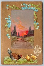 Postal de Pascua dorada en relieve de colección - pollitos de gallina granja puesta de sol Alemania BB116