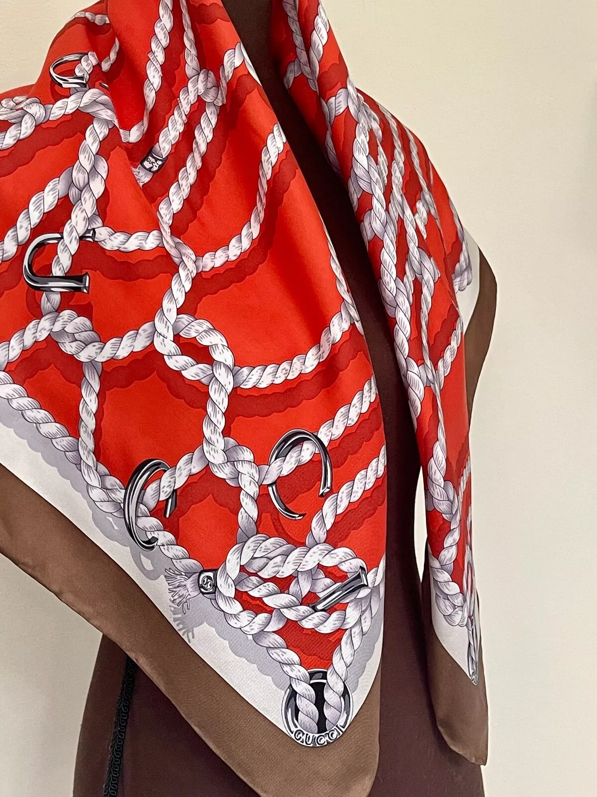 Présentoir # 4 Gucci foulard blanc cordes imprimé beige bordure orange soie wrap