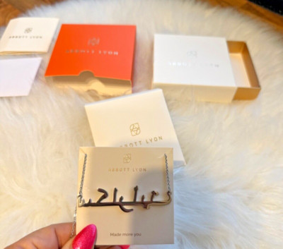 Brandneu mit Etikett Abbott Lyon Silber personalisiert arabischer Name ''SCARLETT'' Halskette