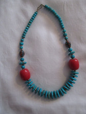 VINTAGE TURQUOISE PAINTED CERAMIC  BEADS & RED PAINTED  RESIN? CHUNKY ECKLACE
