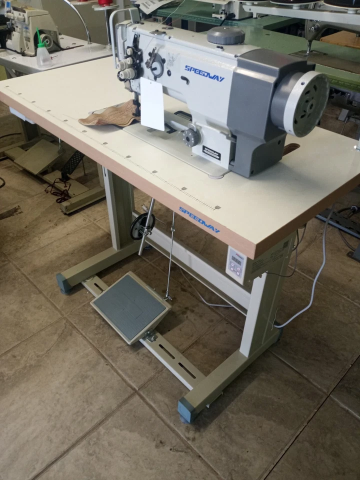 Industrial sewing machine Speedway - double needle walking foot complete w/table - Image 3 of 4
