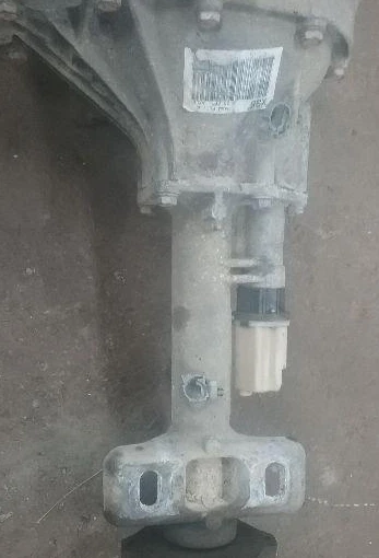 1999-2007 GMC Sierra 1500 Front Differential Carrier Assembly 4.10 Ratio OEM - Image 2 of 3