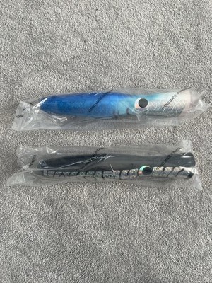 Heru Skipjack Popper Kunstköder - 2er Set x 120g (blau/weiß, schwarz/silber)