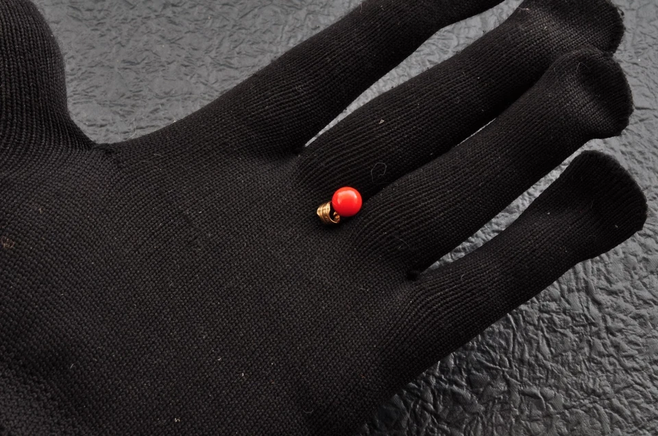 With Certification, undyed round red coral pendant top 18k yellow gold (2.8ct). - Image 3 of 4