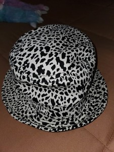 Michael Kors Beige and Black Snakeskin-Print Bucket Hat Michael Kors Blakely Snake-Embossed Leather Bucket Bag main image 4