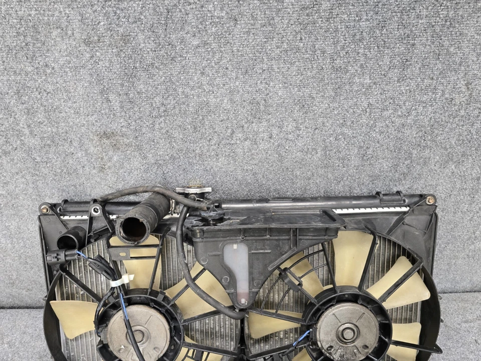 2001-2005 LEXUS IS300 OEM РАДИАТОР ОХЛАЖДЕНИЯ ДВИГАТЕЛЯ С КРЫШКОЙ ВЕНТИЛЯТОРА - Изображение 2 из 4