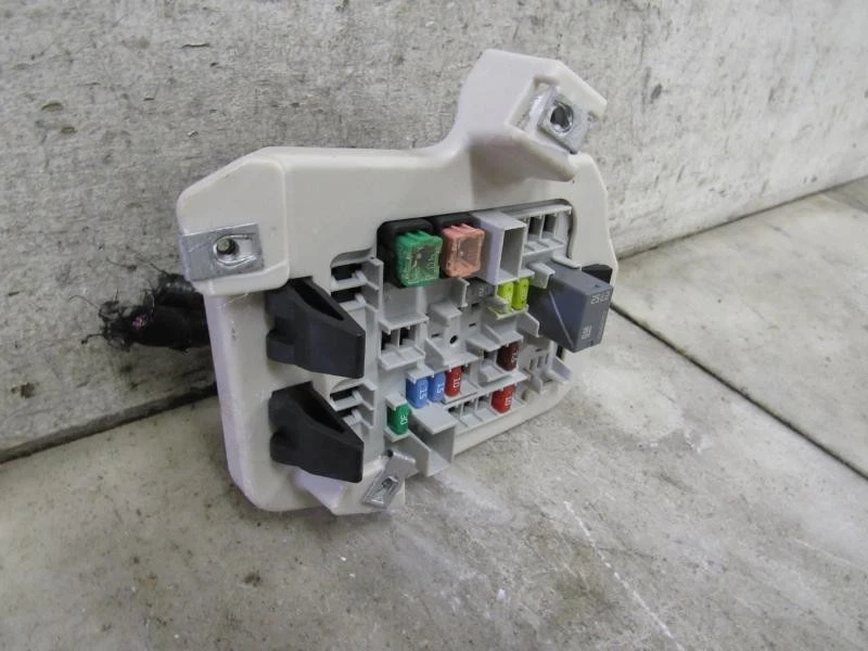 2013 CADILLAC ATS КАБИНЫ ПРЕДОХРАНИТЕЛЬ КОРОБКА 13676641 - Изображение 4 из 4