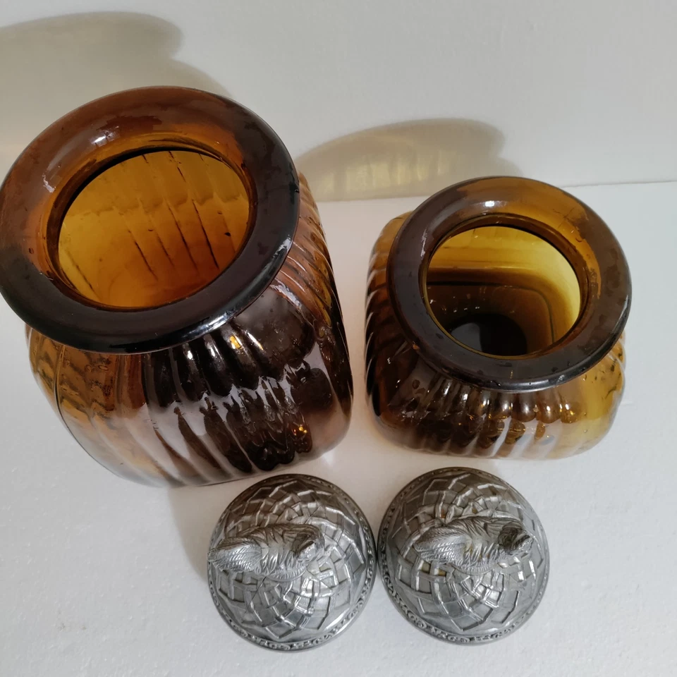 Dos botes de vidrio acanalado cuadrado marrón ámbar Artland vintage tapa de gallo de peltre Foto 4 de 4
