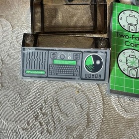 LEGO BATMAN 7783 The Batcave: The Penguin And Mr Freeze&rsquo;s Invasion 2006 SEE DESC