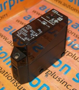 NEW IN BOX OMRON PHOTOELECTRIC SWITCH E3JM-R4M4-US