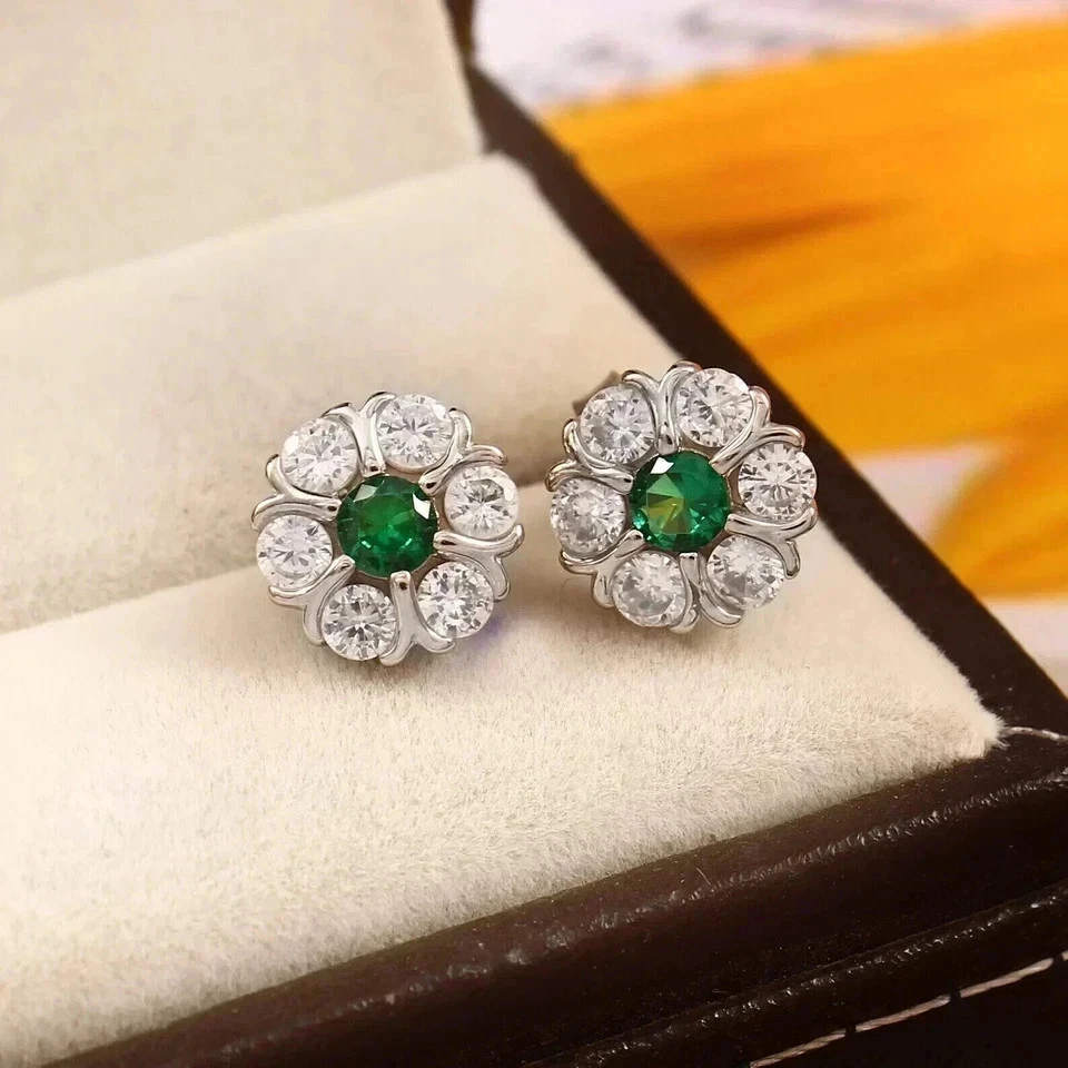 Aretes redondos de diamantes y flores de esmeralda verde de 2 quilates enchapados en oro blanco de 14 K Foto 2 de 4