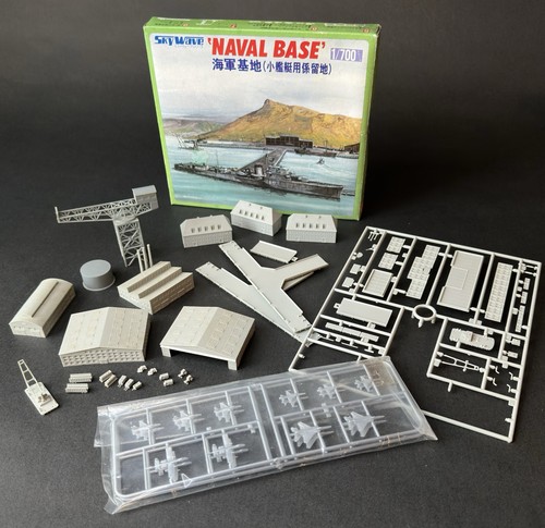 1:700 BUILT Pitroad Skywave Naval Base Harbor Hangers & US Air Force Aircraft