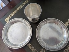 Lot de deux dessous de bouteilles et une timbale en métal argenté