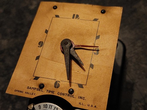 Sampsel Retro Biege Thermostat Analog Clock - Picture 6 of 12