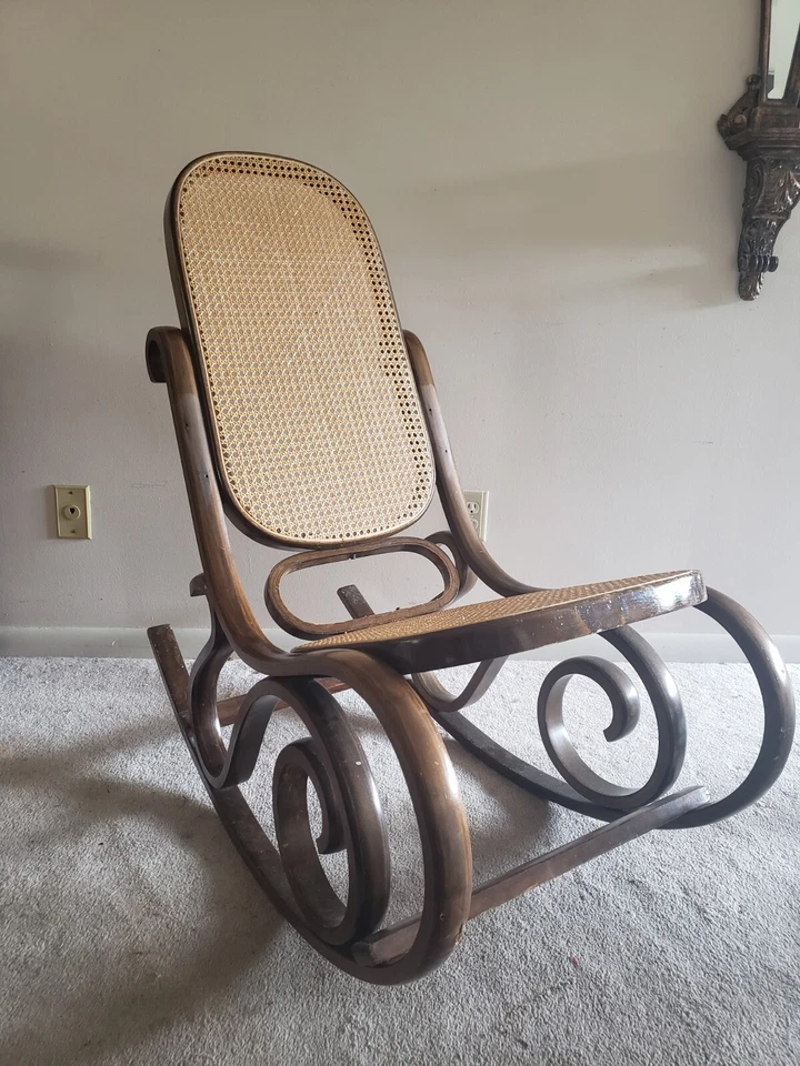 Juego balancín y mesa auxiliar/taburete de pie estilo tonet de madera curvada vintage Foto 4 de 4