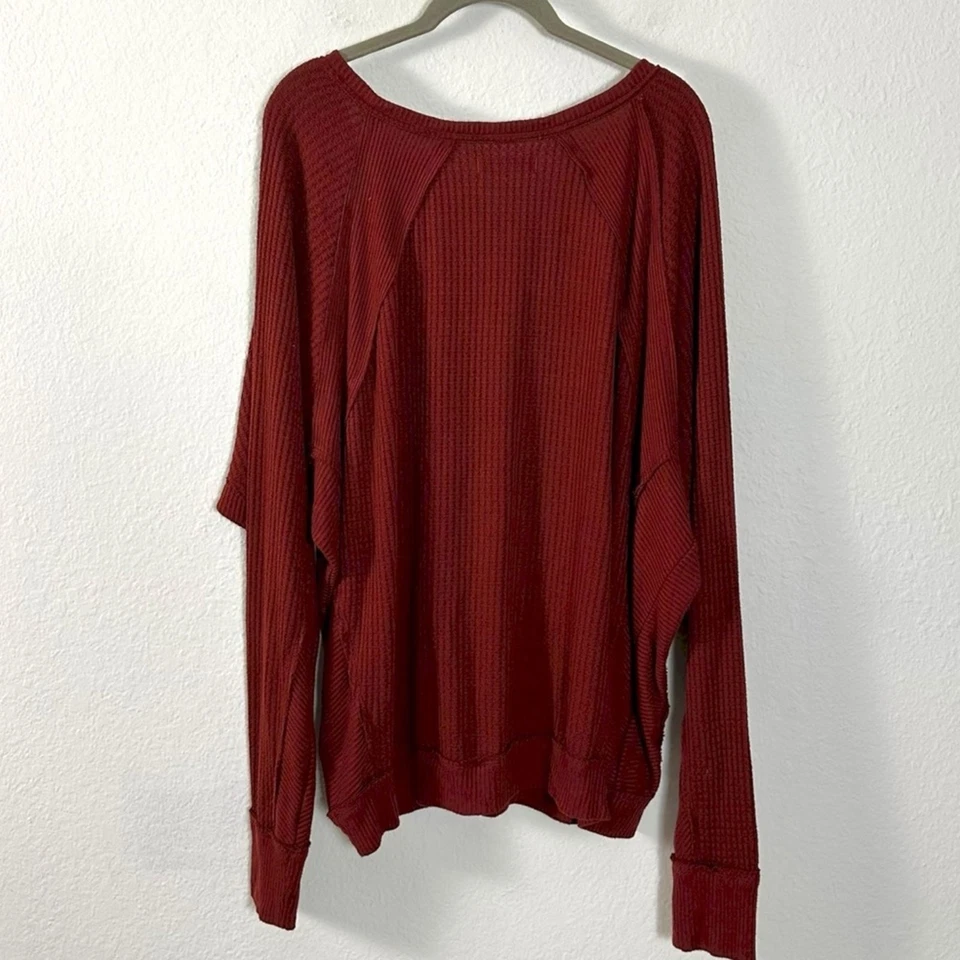 Sudadera térmica de gran tamaño Free People cuello en V tejido gofre grande ladrillo rojo otoño Foto 3 de 4