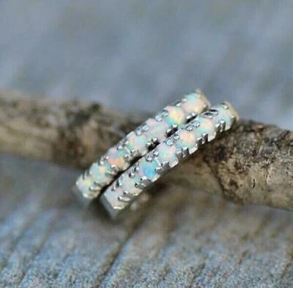 Pendientes Huggie de aro de ópalo de fuego de corte redondo de 2,00 quilates con acabado en oro blanco de 14 quilates Foto 4 de 4