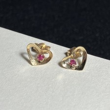 14K Yellow Gold Small Open Heart Stud Earrings Pink Stone 0.66g