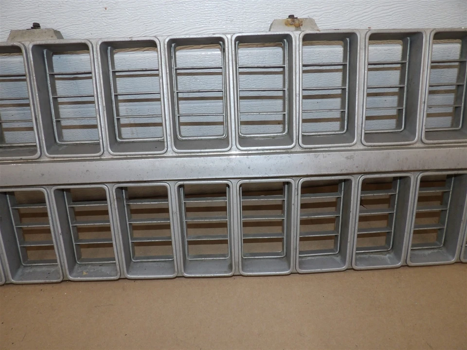 PANEL DE REJILLA PLATEADO CAMIONETA PICKUP CHEVY SQUAREBODY 1981-1982 C/K 10 20 30 BLAZER Foto 3 de 4