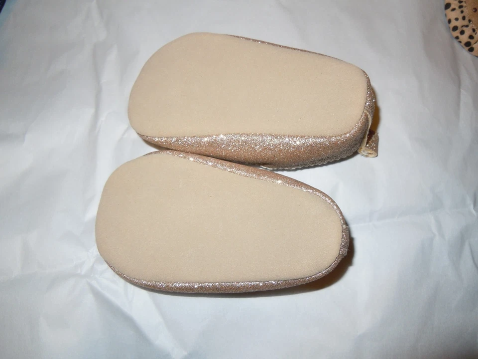 3 Pares de Zapatos Infantiles "Carter's" 0-3M, "Old Navy" 6-12 Meses, "Bebé" Talla 1 Foto 3 de 4