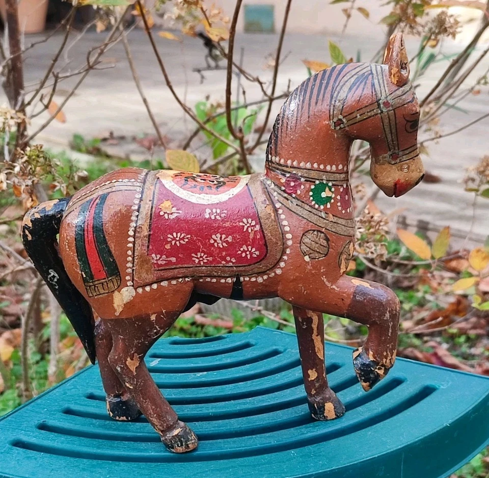 ANCIEN CHEVAL DE MARIAGE INDIEN EN BOIS SCULPTÉ PEINT 21,5 CM - Photo 4/4