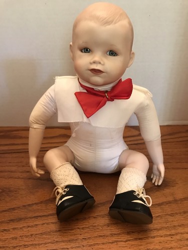 Ashton Drake Yolanda Bello Puppe - "Matthew" kleiner Junge im Matrosenoutfit  - Bild 8 von 10