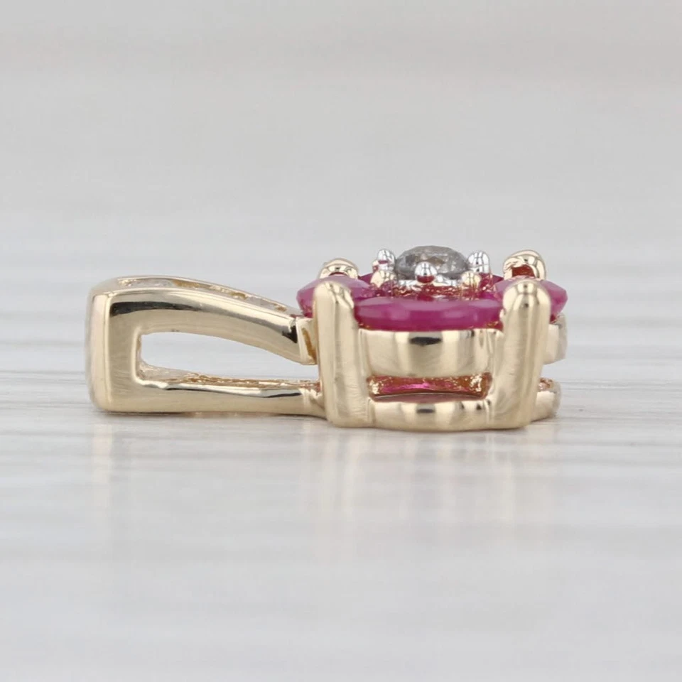 Colgante de diamantes rubí de 0,80 quilates de oro amarillo de 14 k gota pequeña Foto 2 de 4