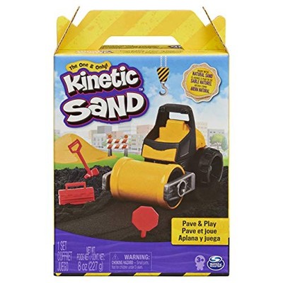 Kinetic Sand Pave and Play Bauset mit Fahrzeug und 227g schwarzer kinetischer Sa