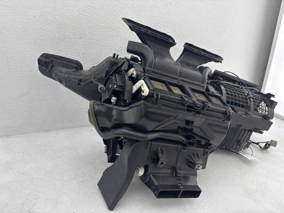 2013-2019 凯迪拉克 ATS HVAC 气候加热器鼓风机电机外壳 原始设备制造商 — 第 3/4 张图片