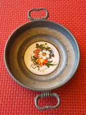 Kleine Zinn Schale mit Porzellan Inlay und Griffen mit Engelszeichen