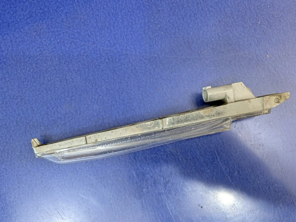 10-14 BMW X6M (E71) FRONT left/right FENDER TURN SIGNAL SIDE MARKER LIGHT - Image 2 of 4