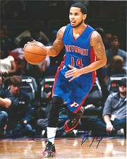 DETROIT PISTONS D.J. AUGUSTIN SIGNED 8X10 PHOTO W/COA A DJ TEXAS LONGHORNS