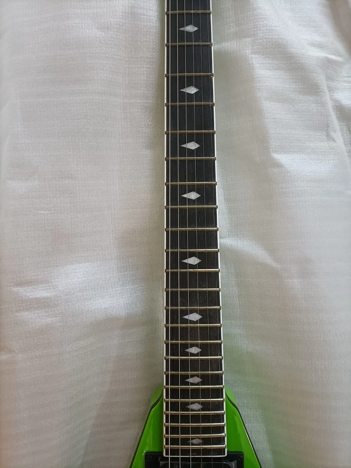 Guitarra Eléctrica Green Flying V HH Pastilla Abierta Parte Negra Puente Fijo Cuerpo Sólido Foto 3 de 4