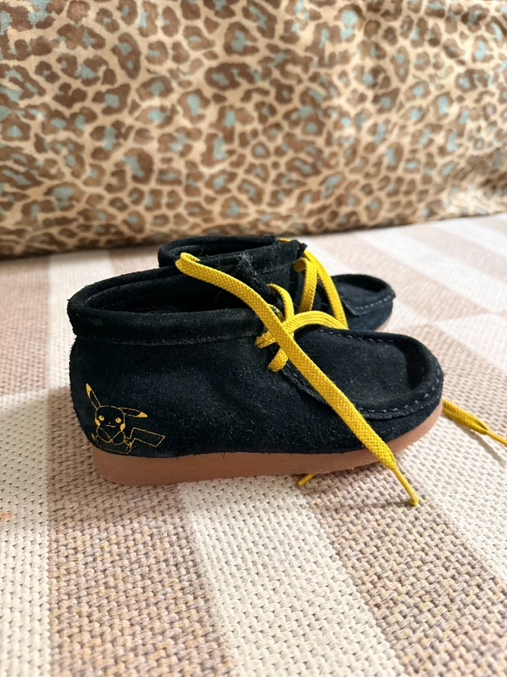 Clarks Original Pokemon Wallabee Mist Pikachu Suede Black Boot Shoe Kids US 10 - Image 4 of 4