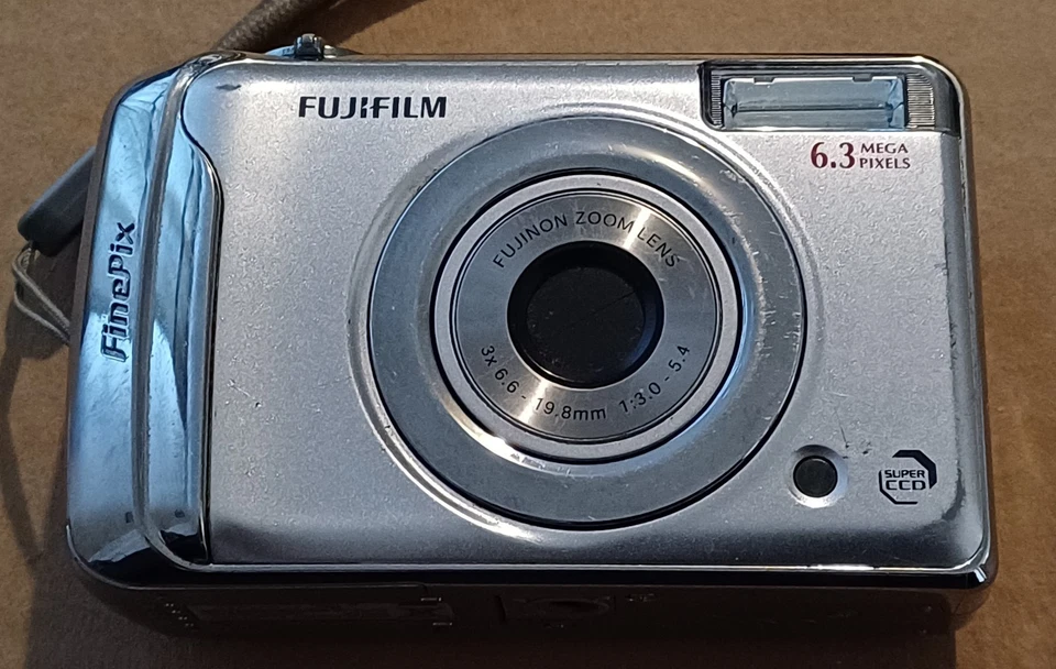 Fujifilm FinePix A610 Digital Camera 6.3MP Silver Fujifilm Finepix Camera, photo 2 of 5