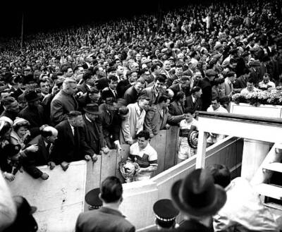 Wakefield Trinity Captain D. Turner Makes His Way Down 1962 OLD RUGBY PHOTO